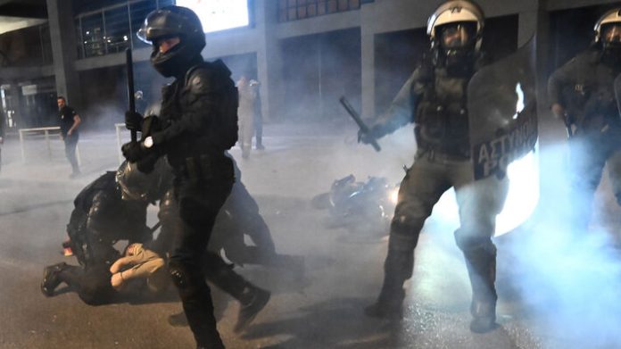 Η κυβέρνηση κλυδωνίζεται και τα περιστατικά αστυνομικής βίας αυξάνονται!