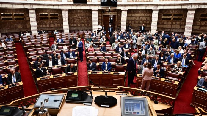 Βουλή: Κατατέθηκε το νομοσχέδιο για την αντιμετώπιση της βίας κατά των γυναικών