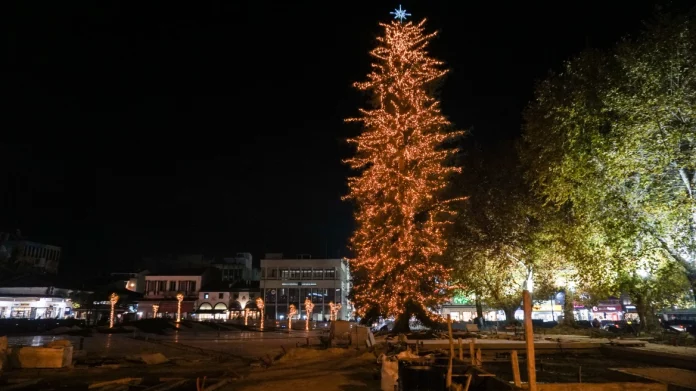 Φωταγωγήθηκε το μεγαλύτερο χριστουγεννιάτικο δέντρο της Ελλάδας στα Τρίκαλα – (ΦΩΤΟ)