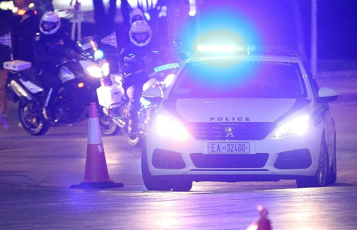 Αίγιο: Με απειλή μαχαιριού άρπαξαν από αλλοδαπούς 6.000 ευρώ