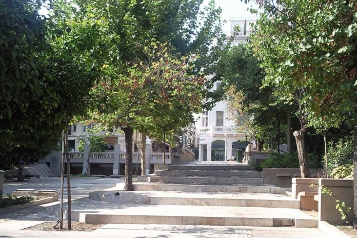 Ροζ καβγάς με πρώην υπουργό στο Κολωνάκι - Τον πήρε στο κυνήγι η πρώην του: «Σήκω πάνω αμέσως»