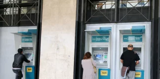 Παιχνίδι Μητσοτάκη με τις τράπεζες: Η μείωση των χρεώσεων και το δώρο των ατακτοποίητων