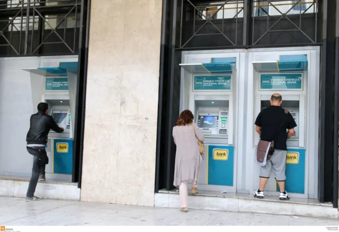 Παιχνίδι Μητσοτάκη με τις τράπεζες: Η μείωση των χρεώσεων και το δώρο των ατακτοποίητων