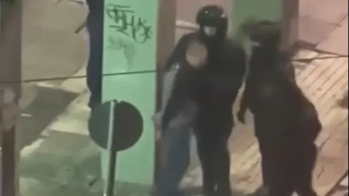 Απρόκλητη αστυνομική βία σε διαδηλωτή το βράδυ της 6ης Δεκεμβρίου – (VIDEO)