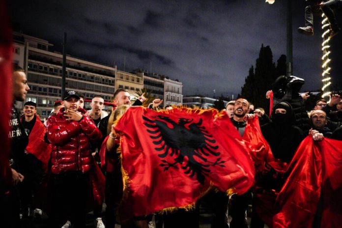 Αλβανοί στην πλατεία Συντάγματος προπηλακίζουν και φτύνουν αξιωματικό της ΕΛ.ΑΣ, και εκείνος δεν αντιδρά… – (VIDEO)