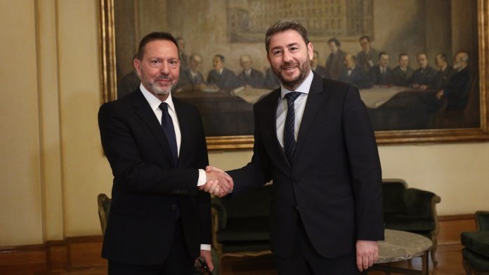 Οι τράπεζες δεν δέχονται μείωση προμηθειών – Η στάση Στουρνάρα και η ευκαιρία του ΠΑΣΟΚ