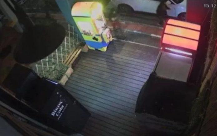 Πάτρα: Συμμορία ανηλίκων επιτέθηκε σε 13χρονο και μετά διέρρηξε καφετέρια (video)