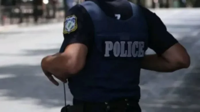Ρέθυμνο: Μετέτρεψαν το καφενείο σε… μπαρμπουτιέρα- Χειροπέδες σε οκτώ άτομα
