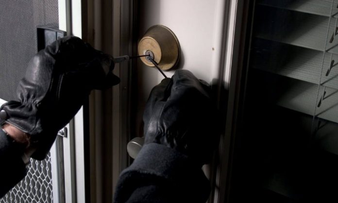 Τρόμος για 54χρονη στη Λάρισα: Διαρρήκτες την απείλησαν με κατσαβίδι, την έδεσαν και τη φίμωσαν