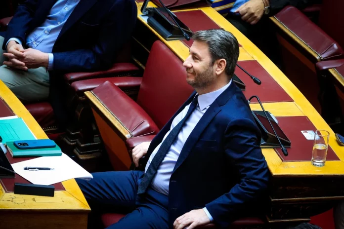 ΠΑΣΟΚ: Τα μαχαίρια στις θήκες