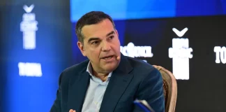 Αλέξης Τσίπρας: Είναι παρών, το φωνάζει και «χτυπάει καμπανάκια»… στον Ανδρουλάκη