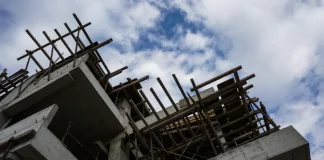 Ανατροπή με τις οικοδομικές άδειες επιχειρεί η κυβέρνηση – Ακυρώνει το ΣτΕ για τις πολυκατοικίες