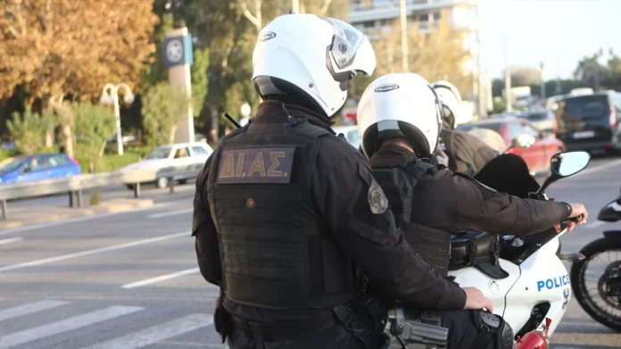 Επιχείρηση της ΕΛ.ΑΣ στην Αττική για εκβιασμούς και όπλα – Έγκλειστος των φυλακών ο αρχηγός του κυκλώματος, 25 συλλήψεις