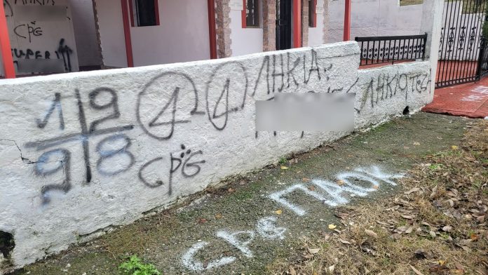 Πέλλα: Βανδάλισαν εκκλησάκι και έγραψαν χυδαία οπαδικά συνθήματα – (ΦΩΤΟ)