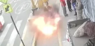 Περού: Η στιγμή που ηλεκτρικός κόμβος εξερράγη στη Λίμα και το καπάκι έπεσε στο κεφάλι γυναίκας