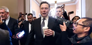 Έλον Μασκ: Αρνείται ότι σχεδίαζε δωρεά 80 εκατομμυρίων λιρών στον Νάιτζελ Φάρατζ