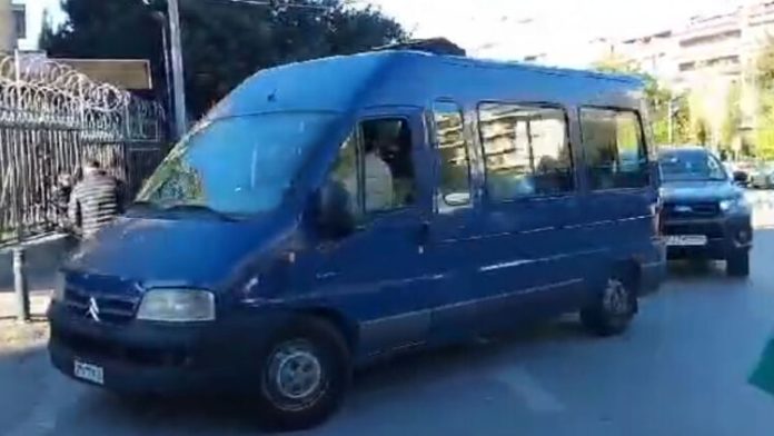 Στον εισαγγελέα οι οκτώ Τούρκοι που συνελήφθησαν για το οπλοστάσιο στο κέντρο της Αθήνας
