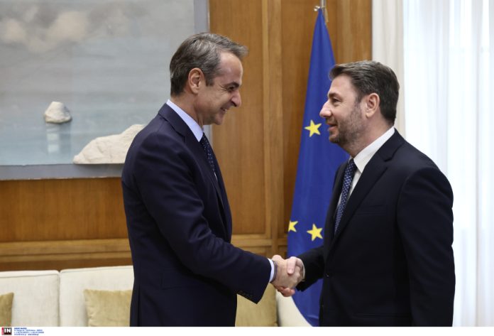 Περίπλοκο πολιτικό παιχνίδι για 3 + 1 παίχτες Περίπλοκο πολιτικό παιχνίδι για 3 + 1 παίχτες