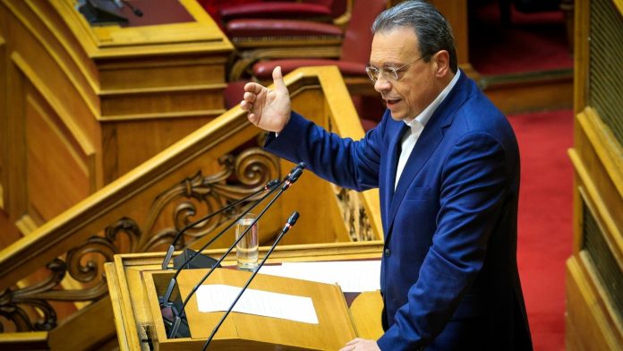 Κατά μέτωπο επίθεση από Φάμελλο στο Μαξίμου