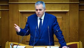 Καραμανλικά «καρφιά» στη Βουλή