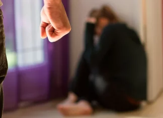 Θεσσαλονίκη: Ξυλοκόπησε την σύζυγό του όταν έμαθε ότι έχει εξωσυζυγική σχέση - Η κόρη τους μπήκε στη μέση
