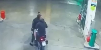 Βίντεο από τη δράση του κυκλώματος εκβιαστών – Με μπιτόνια βενζίνης έβαλαν φωτιά σε ψητοπωλείο στο Μαρούσι