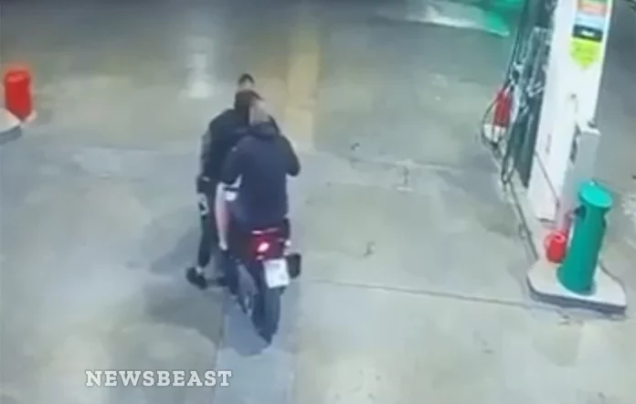 Βίντεο από τη δράση του κυκλώματος εκβιαστών – Με μπιτόνια βενζίνης έβαλαν φωτιά σε ψητοπωλείο στο Μαρούσι