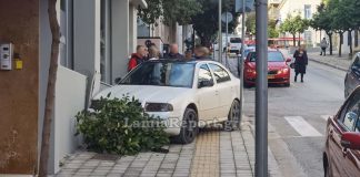 Λαμία: Λύθηκε το χειρόφρενο, χτύπησε ταξί και κατέληξε στο πεζοδρόμιο (φωτο)