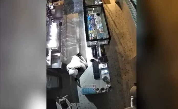 Παιανία: Γυναίκα προσποιούμενη την πελάτισσα αφαίρεσε 600 ευρώ από καφετέρια – Βίντεο ντοκουμέντο