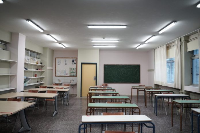 Ελλείψεις εκπαιδευτικών: Επιστρατεύονται συνταξιούχοι για να μπαλώσουν τα κενά