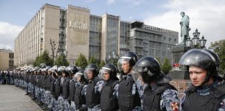 Ρώσοι αστυνομικοί κάνουν εφόδους σε νυχτερινά μπαρ ατόμων της LGBTQ κοινότητας που λειτουργούν παράνομα (VIDEO)