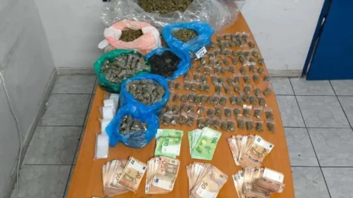 Εξαρθρώθηκε συμμορία που διακινούσε ναρκωτικά σε σχολεία της Αθήνας – Δέκα συλλήψεις, οι οκτώ ανήλικοι