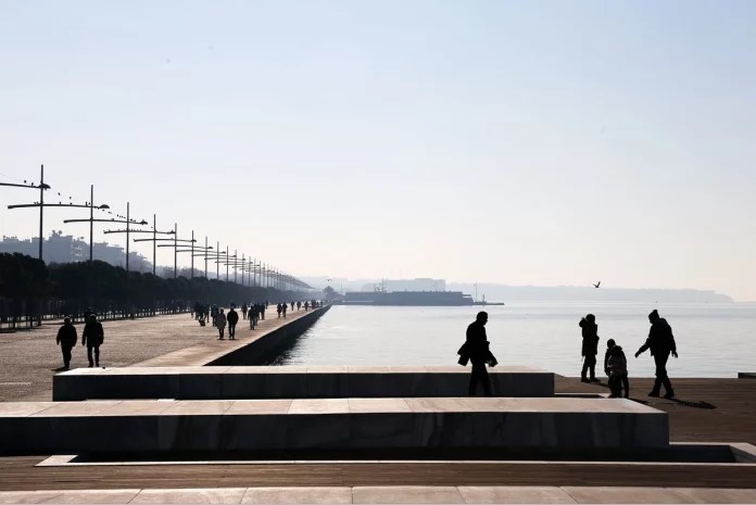 Θεσσαλονίκη: Άνδρας έπεσε με το ποδήλατό του στον Θερμαϊκό- Αστυνομικοί τον βοήθησαν να βγει