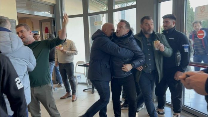 Τέμπη: Να βγει και από πάνω θέλει ο Αγοραστός – «Τα αδέρφια Πλακιά με γρονθοκόπησαν και με κλωτσούσαν ενώ ήμουν στο έδαφος»
