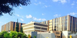 Θεσσαλονίκη: Τραμπουκισμούς καταγγέλλει ο πρώην πρύτανης του ΠΑΜΑΚ έξω από την εκδήλωση για τη “μακεδονική γλώσσα”