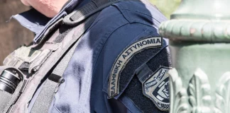 Ρίχνει ευθύνες στη σύζυγό του, δηλώνει «καλός πατέρας» ο αστυνομικός της Βουλής – Βρέθηκε η κάμερα με το τρίποδο