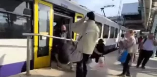 Προαστιακός: Συρμός έκανε στάση μπροστά σε κάγκελο – «Ακροβατικά» από τους επιβάτες