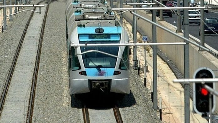 Παιανία: Τρένο σταμάτησε μπροστά σε κάγκελα και οι επιβάτες έσκυψαν για να βγουν από τον συρμό