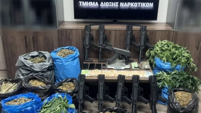 Κρήτη: Είχαν μετατρέψει το σπίτι σε εργαστήριο κάνναβης – Βρέθηκαν ναρκωτικά και όπλα