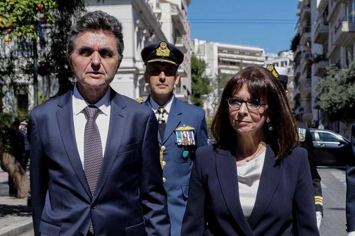 Σάλος στα social media με το «θρόνιασμα» του συντρόφου της Σακελλαροπούλου στην Παναγία των Παρισίων