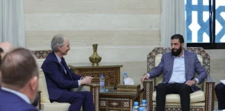 Συνάντηση του ηγέτη των ανταρτών με απεσταλμένο του ΟΗΕ την ώρα που εντείνονται οι βομβαρδισμοί του Ισραήλ στη Συρία