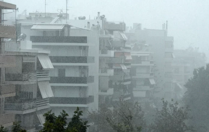 Ισχυρές καταιγίδες προκαλούν προβλήματα στην Αττική, προσοχή τις επόμενες ώρες – Η εξέλιξη του καιρού