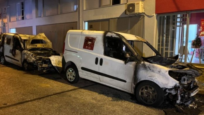 Η αναρχική ομάδα «Εμπρηστικά Ξωτικά» ανέλαβε την ευθύνη για τον εμπρησμό τριών βαν των ΕΛΤΑ στην Καλλιθέα