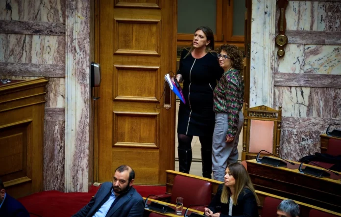Άγριος καβγάς Κωνσταντοπούλου – Λαμπρούλη στη Βουλή: «Την τύφλα σας δεν ξέρετε» – «Κατεβείτε από το βήμα»