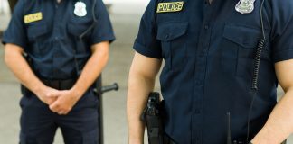 ΗΠΑ: Αστυνομικοί εγκατέλειψαν άνδρα που είχε πυροβοληθεί στο κεφάλι επειδή τους… τελείωνε η βάρδια