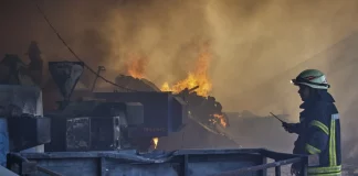 Ουκρανικά μη επανδρωμένα αεροσκάφη έπληξαν σταθμό άντλησης πετρελαίου και αποθήκη πυραύλων στη Ρωσία