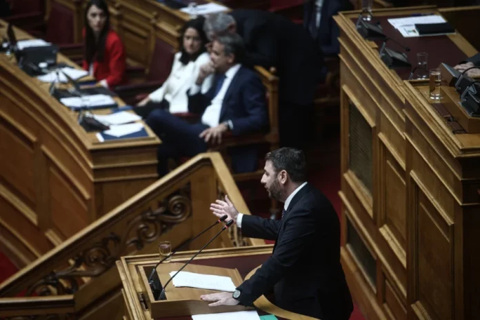 Μετωπική σύγκρουση Μητσοτάκη – Ανδρουλάκη