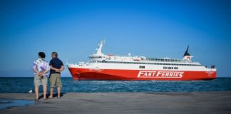 Ταλαιπωρία για τους 121 επιβάτες του Fast Ferries Andros – Δεν έφυγε από Πειραιά λόγω βλάβης