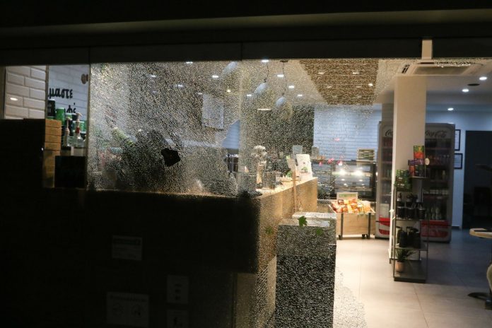 Κυψέλη: Τέσσερις συλλήψεις για την καταδρομική επίθεση – Ομάδα κουκουλοφόρων με ρόπαλα διέλυσε βιτρίνες καταστημάτων
