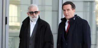 Χαμός στη δίκη Φιλιππίδη: Ο σύζυγος της καταγγέλλουσας άρπαξε τη βοηθό του Δημητρακόπουλου που έκανε αναπαράσταση της απόπειρας βιασμού